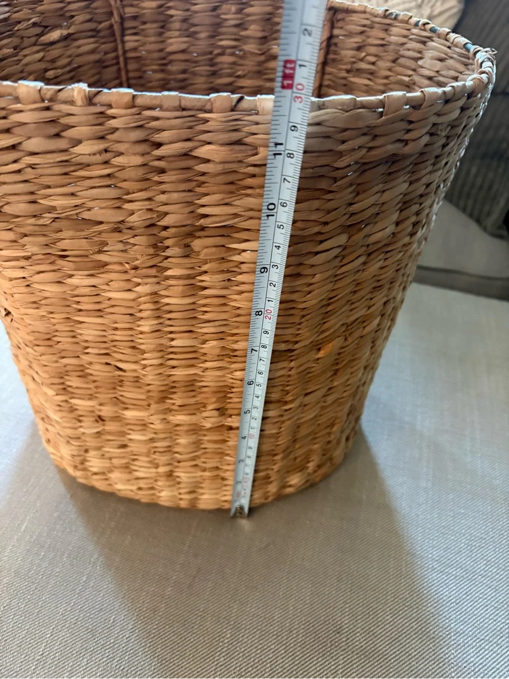 ADORABLE vintage natural woven seagrass basket with daisy floral embellishment